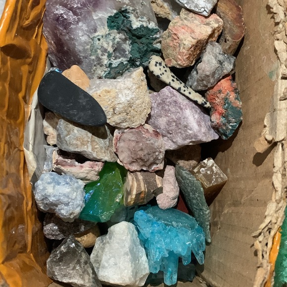 A mystery bag full of about 12-16 rocks/crystals. - Picture 7 of 8